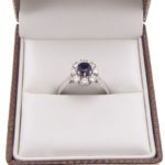 Wit gouden diamanten ring met saffier