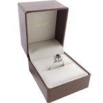 Wit gouden diamanten ring met saffier
