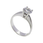 Wit gouden solitaire ring