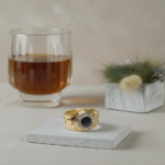Gouden ring met diamanten en saffier