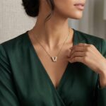 Gouden ketting met V zirkonia hanger