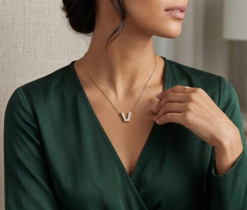 Gouden ketting met V zirkonia hanger