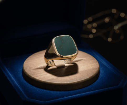 Gouden zegelring met heliotroop