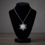 Wit gouden collier en zirkonia zonnehanger