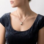 Wit gouden gebogen hanger met diamant