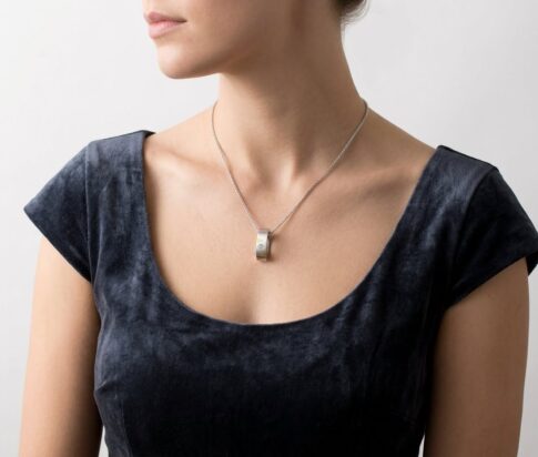 Wit gouden gebogen hanger met diamant