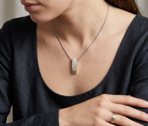 Bicolor gouden mokume hanger met diamant