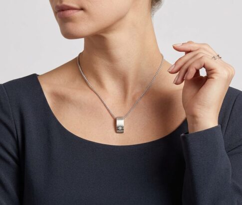 Wit gouden hanger met diamant