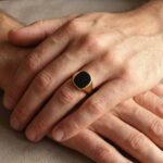 Gouden zwarte lagensteen cachet ring