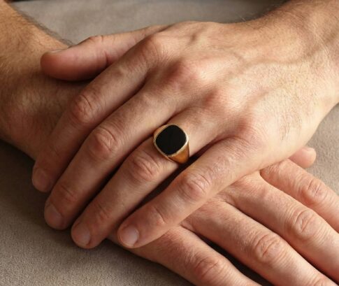 Gouden zwarte lagensteen cachet ring