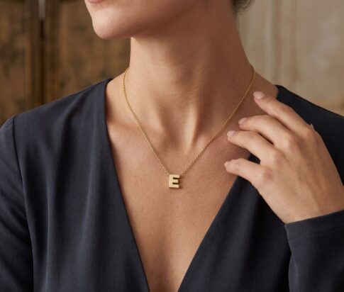 Gouden ketting met E hanger