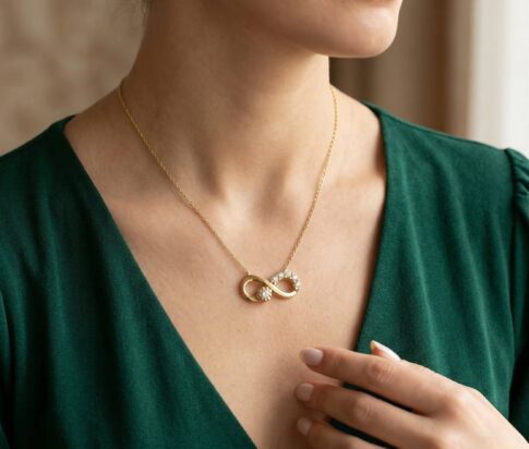 Gouden ketting en infinity zirkonia hanger