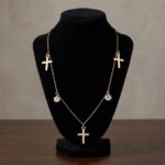 Geel gouden kruis hanger