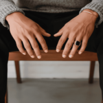 Gouden cachet ring met zwarte lagensteen