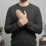 Gouden cachet ring met zirkonia