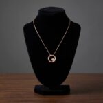 14 karaat rosé gouden ketting cirkel met centrale steen