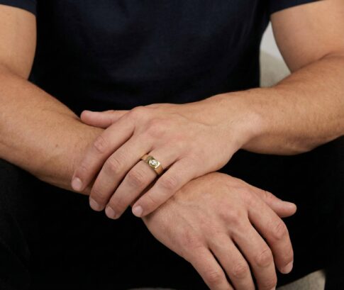 Geel gouden cachet ring met diamant