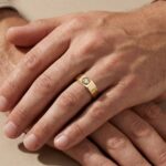 Geel gouden cachet ring met diamant