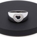 Wit gouden harten ring met omringende diamanten