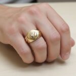 Geel en wit gouden cachet ring met diamant