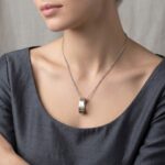 Wit gouden gebogen hanger met diamant