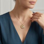 Gouden zirkonia baby hanger