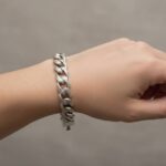 Zilveren armband met motief op schakel