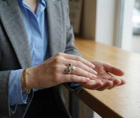 Zilveren ring met labradoriet en rookkwarts