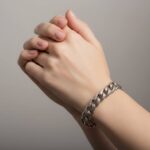 Zilveren armband met motief op schakel