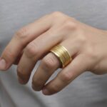 Geel gouden gevlochten draad ring