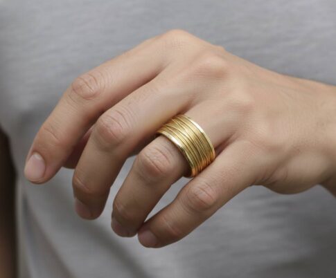 Geel gouden gevlochten draad ring