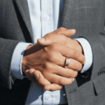 Gouden cachet ring met zirkonia