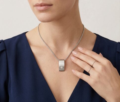 Wit gouden hanger met diamant