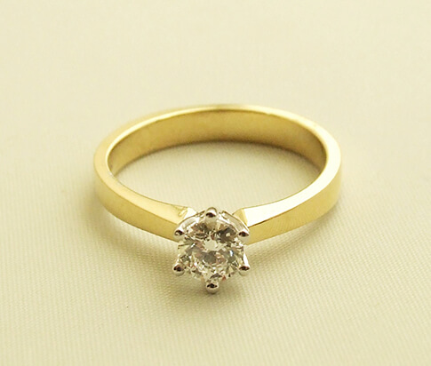 Geel gouden solitair diamanten ring