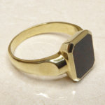 Geel gouden zegelring met heliotroop