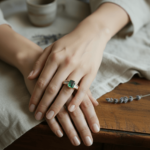 18 karaat gouden ring met smaragd en diamanten