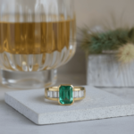 18 karaat gouden ring met smaragd en diamanten