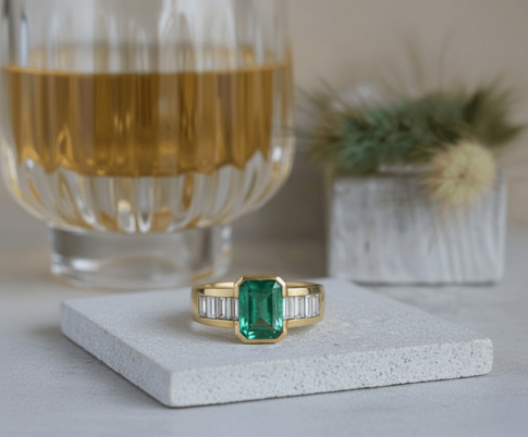 18 karaat gouden ring met smaragd en diamanten
