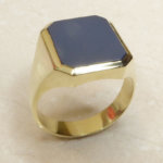 Gouden blauwe lagensteen cachet ring