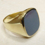 Gouden lagensteen cachet ring