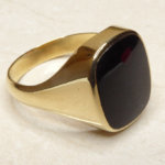 Gouden zwarte lagensteen cachet ring