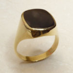 Gouden zwarte lagensteen cachet ring