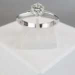 Wit gouden ring met solitair briljant geslepen diamant