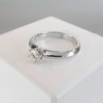 Wit gouden ring met solitair briljant geslepen diamant
