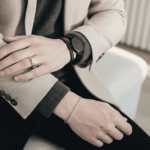 Bicolor gouden cachet ring met reliëf