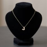 Gouden ketting met J zirkonia hanger