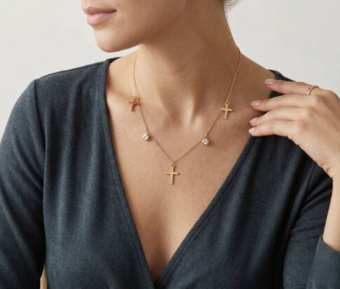 Geel gouden kruis hanger