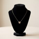 Gouden ketting met U zirkonia hanger