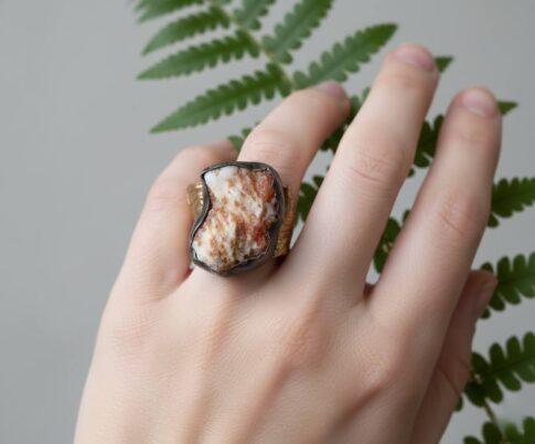 Zilveren ring met ruwe grossulaar