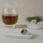 Gouden ring met saffier en diamanten